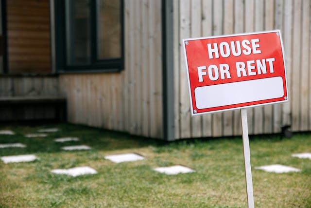 house-for-rent-sign-on-grass-outside-of-home